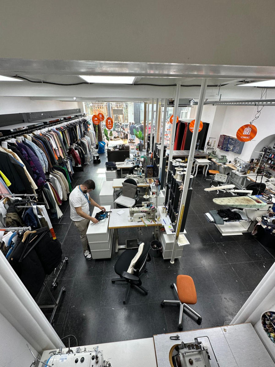 Aan het werk in het atelier